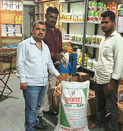 ढोरेगाव (ता. गंगापूर) ः योगेश कृषी सेवा केंद्राची बनावट खतप्रकरणी झाडाझडती घेताना आशिष काळुसे, रामकृष्ण पाटील आदी.