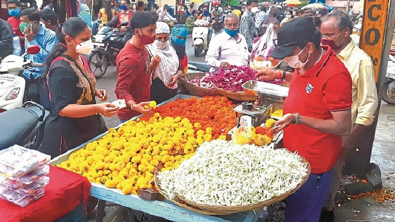 फुले खरेदी करताना ग्राहक.