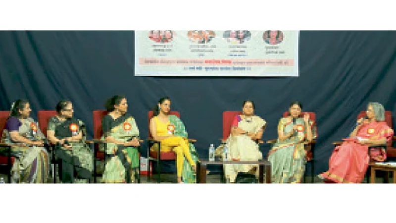 एस. एम. जोशी सभागृह - ‘आम्ही मायलेकी’ या कार्यक्रमात (डावीकडून) गायिका अंजली मराठे व आई ज्येष्ठ गायिका अनुराधा मराठे, मेकअप आर्टिस्ट शिल्पा बापट व कन्या सानिका बापट, नृत्यांगना अरुंधती पटवर्धन व त्यांची आई ज्येष्ठ नृत्यांगना सुचेता भिडे-चापेकर आणि मुलाखतक