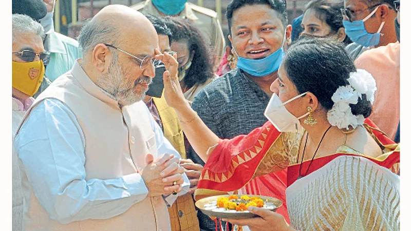 कोलकता: दक्षिणेश्वर काली मंदिरात शुक्रवारी गृहमंत्री अमित शहा यांचे पारंपारिकरित्या स्वागत करण्यात आले.