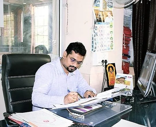 The story of Amol Shinde from Nagar Zilla Parishad running to the aid of the staff