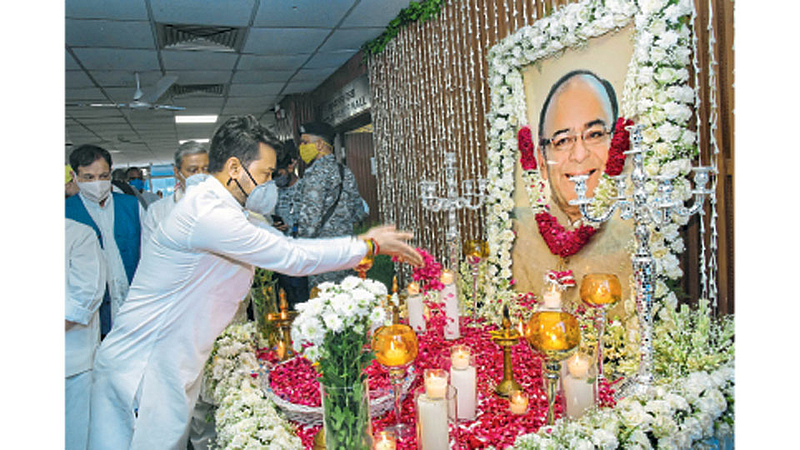 नवी दिल्ली - माजी केंद्रीय मंत्री दिवंगत अरुण जेटली यांच्या पहिल्या स्मृतिदिनानिमित्त सोमवारी आदरांजली वाहताना केंद्रीय राज्यमंत्री अनुराग ठाकूर.
