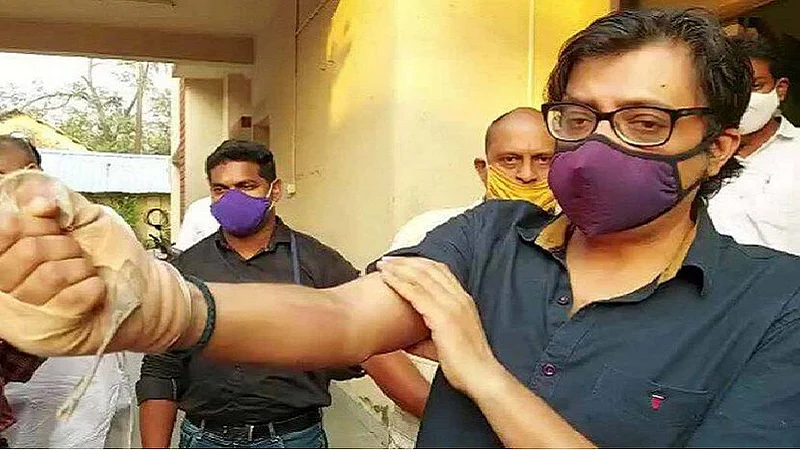 कोठडीत असताना अर्णब गोस्वामी मोबाईलवरुन सोशल मीडियावर लाईव्ह, चौकशी सुरु