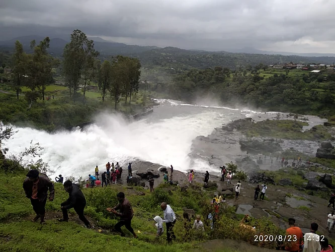 Despite the ban on Bhandardara dam in Akole taluka the crowd of tourists