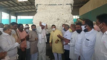 महाराष्ट्रात प्रथम सीसीआय कापूस केंद्र सुरू होण्याचा मान शिंदखेडयाला !