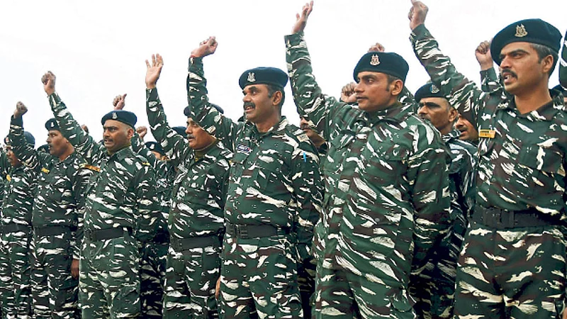 लेथपोरा - जम्मू - काश्मीरमध्ये गेल्या वर्षी पुलवामातील दहशतवादी हल्ल्याला शुक्रवारी एक वर्ष झाले. यातील हुतात्मा सहकाऱ्यांना आदरांजली वाहताना ‘सीआरपीएफ’चे जवान.