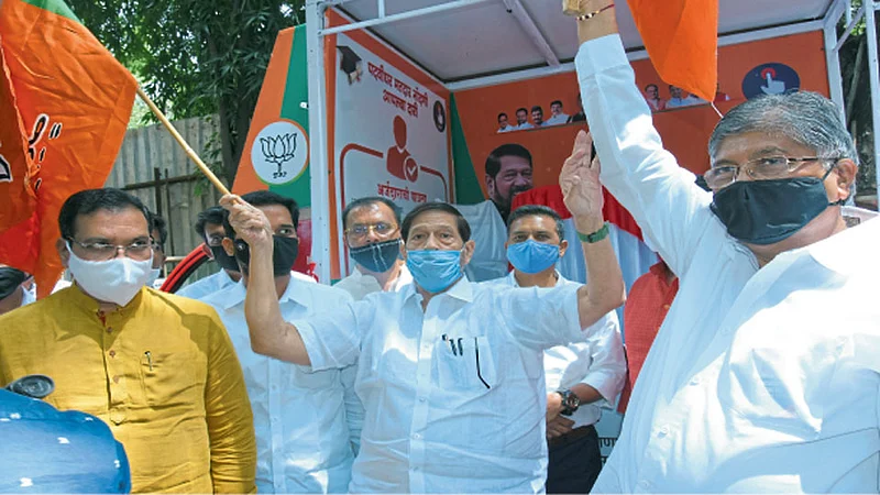 जंगली महाराज रस्ता - भाजपच्यावतीने पदवीधर मतदार नोंदणी आपल्या दारी या अभियानाची सुरवात प्रदेशाध्यक्ष चंद्रकांत पाटील यांच्याहस्ते झाली. यावेळी (डावीकडून) राजेश पांडे, जगदीश मुळीक, खासदार गिरीश बापट, गणेश बिडकर, सुनील माने आदी उपस्थित होते.