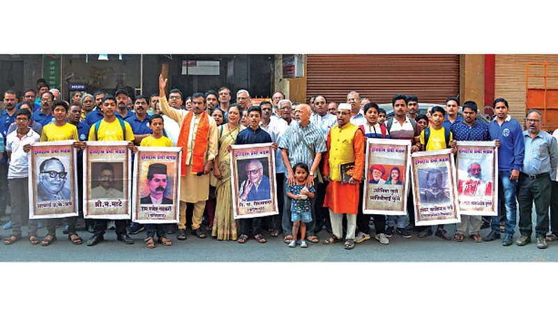 सदाशिव पेठ - मराठी राजभाषा दिनानिमित्त ‘गोविंदाग्रज ते कुसुमाग्रज’ ही वारसा दर्शन फेरी बुधवारी झाली. फेरीचा समारोप सदाशिव पेठेत कुसुमाग्रजांच्या जन्मस्थळाजवळ झाला. या वेळी गीतगायन करताना साहित्यप्रेमी.
