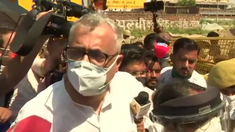 हाथरसमध्ये पोलिसांची दडपशाही, माध्यमांनाही रोखलं