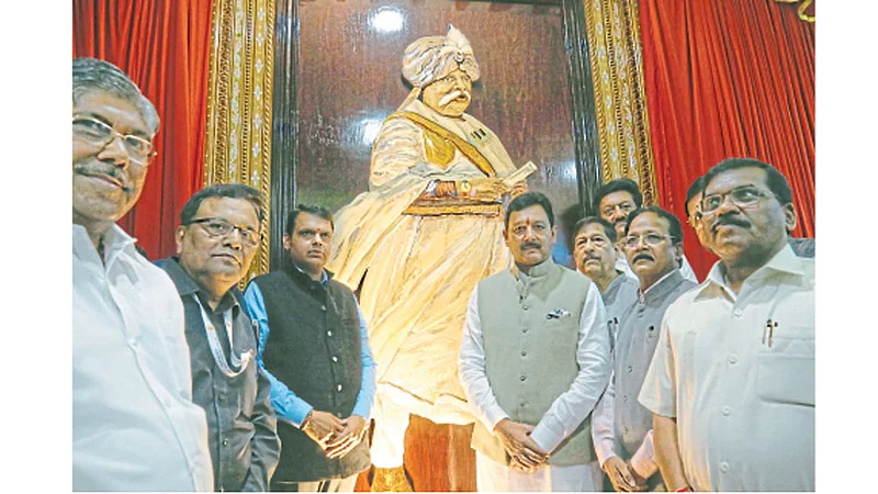 पुणे - जून २०१८ मध्ये सारथी संस्थेच्या उद्घाटनप्रसंगी तत्कालिन मुख्यमंत्री देवेंद्र फडणवीस, महसूलमंत्री चंद्रकांत पाटील, खासदार संभाजीराजे छत्रपती, डॉ. सदानंद मोरे, गिरीश बापट आदी