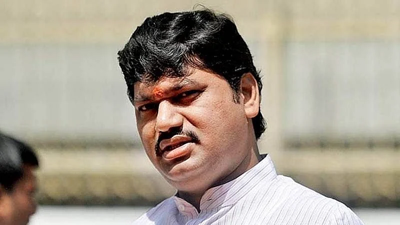 धनंजय मुंडेंची 'बाप' कामगिरी; रुळावर सापडलेल्या मुलीचे स्वीकारले पालकत्व