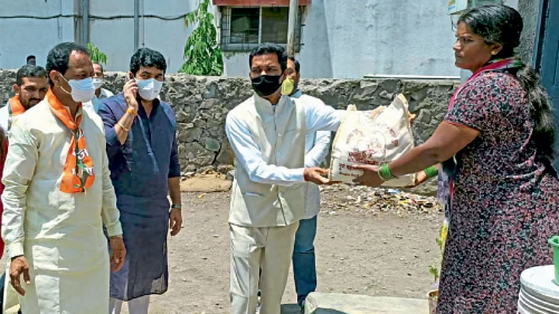 बावधन : शिधावाटप करताना (डावीकडून) नगरसेवक दिलीप वेडे पाटील, महापौर मुरलीधर मोहोळ, भाजप शहराध्यक्ष जगदीश मुळीक.