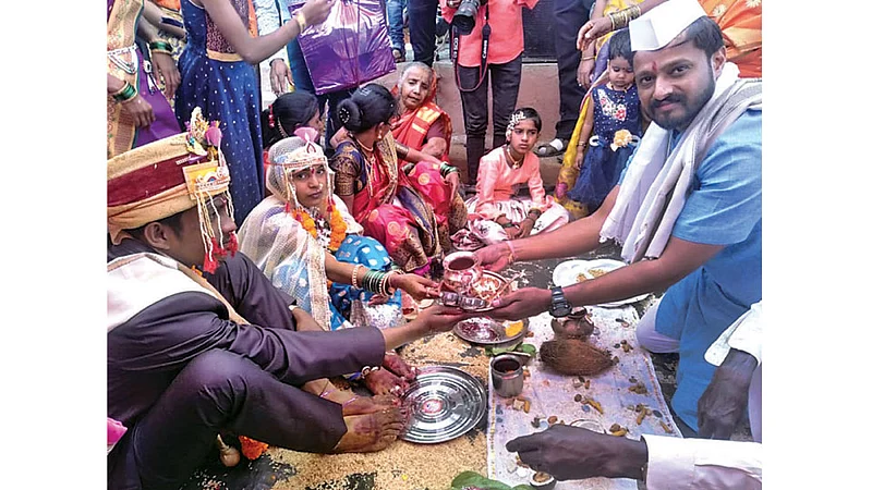 राजपूर (ता. आंबेगाव) - दिव्या लोहकरे हिचे कन्यादान करताना प्रा. विजय दरेकर.