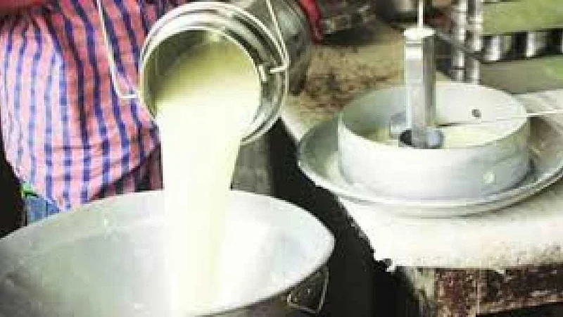 Demand for Rs 35 guarantee price for milk from the government