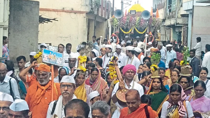 गोंदवले बुद्रुक (ता. माण) - श्री ब्रह्मचैतन्य महाराज गोंदवलेकर यांच्या पायी दिंडीने आषाढी वारीसाठी बुधवारी सकाळी पंढरपूरकडे प्रस्थान ठेवले.