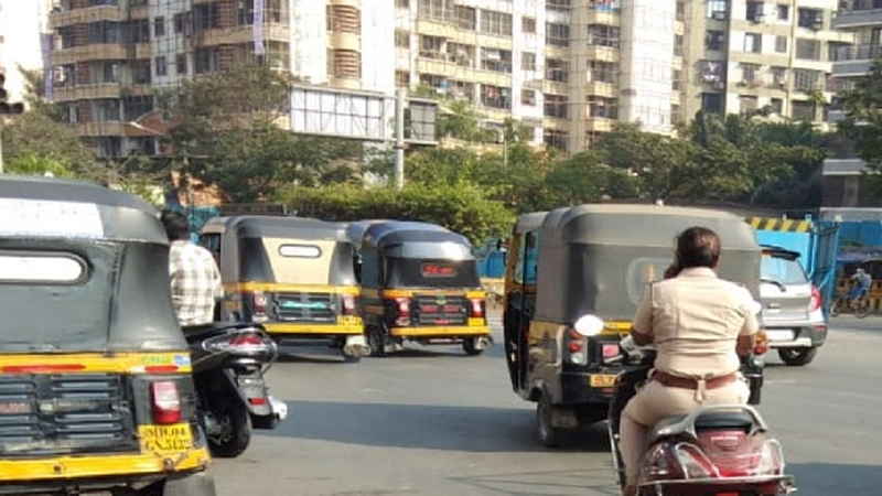 मिरा रोड ः पोलिसांकडूनच वाहतूक नियमांचे उल्लंघन.