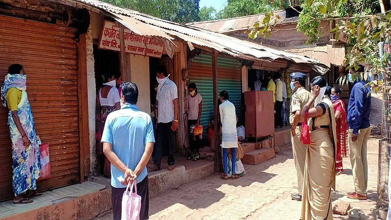नागरिकांना धान्य देताना पोलिस बंदोबस्त ठेवला होता.