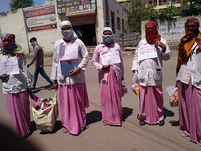 मास्क, सॅनिटायझर तर सोडाच पिण्यासाठी पाणीही साधं मिळेना