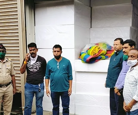 नांदेड - धनेगाव येथे पथकाने कारवाई करत थर्माकॉल जप्त केले.