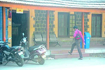 जिल्हाधिकारी साडेनऊलाच हजर; कर्मचारी मात्र निवांत!