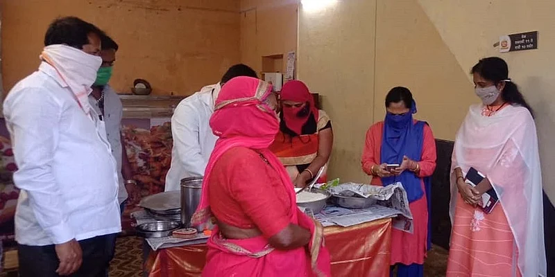 मोलमजुरी करून जगणाऱ्यांना झोपडीतून बाहेर पडणे कठीण झाले आहे. संचारबंदीमुळे अशा व्यक्तींना बाहेर पडून अन्न मिळविणे जिकरीचे होत असल्याचे प्रकार समोर येत आहेत. त्यामुळे शहरात शिवभोजन थाळी केंद्राचा प्रारंभ झाल्याने अशा व्यक्तींची गैरसोय टळणार आहे. ..