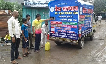 व्यवसायिकांमध्ये शुध्द पाणी देण्याची स्पर्धा, आणि कापडणेकरांना मिळतय पाच रुपयात वीस लिटर पाणी
