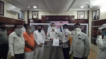 बँड व्यावसायिकांनी खासदार डॉ. भामरेंना घातले साकडे