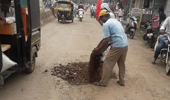 The work of filling the potholes on the road has started in Shevgaon