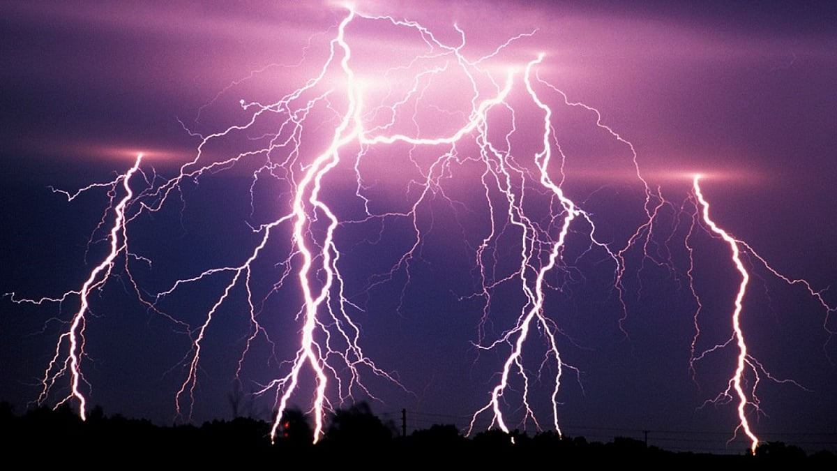 Lightning : वीज कोसळून संपूर्ण कुटूंबच ठार | Sakal
