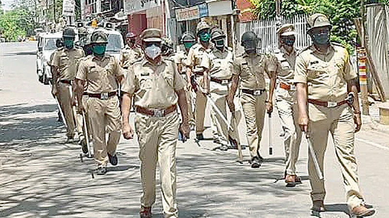 वडगाव मावळ ः चैत्र पौर्णिमेच्या उत्सवात होणारी गर्दी टाळण्यासाठी पोलिसांनी बाजारपेठेत रूटमार्च केले.