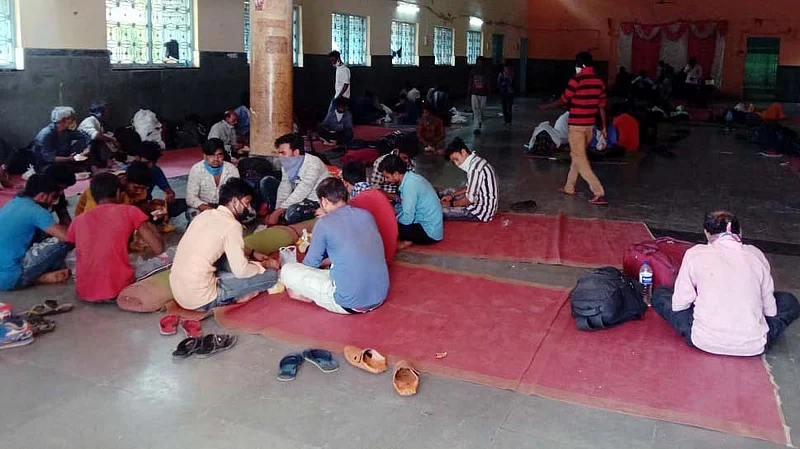 अधिकाऱ्यांची पाझरली माणूसकी...110 परंप्रातीय कामगारांना मिळाला निवारा !