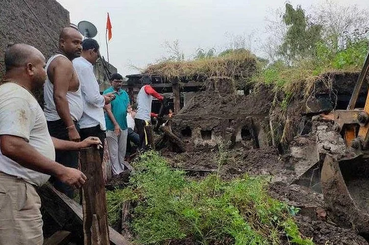 House collapsed due to rain in Dhengar Akhegaon in Shevgaon taluka