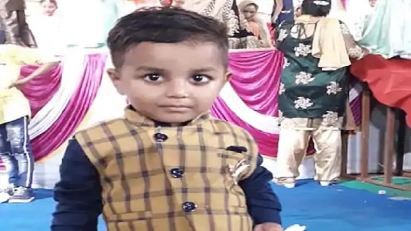 तीन वर्षांच्या चिमुकल्याच्या अंगावरुन गेली कार, पुढे झालं असं की...