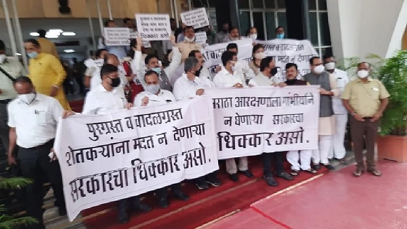 मराठा आरक्षण, शेतकऱ्यांच्या प्रश्नावर विरोधक आक्रमक; विधानभवनाच्या पायऱ्यांवर जोरदार घोषणाबाजी
