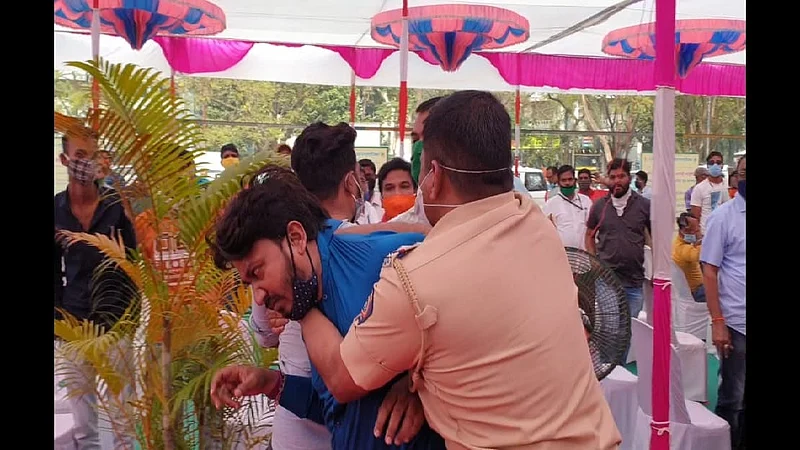 एकनाथ शिंदेंच्या कार्यक्रमात मनसे कार्यकर्त्यांचा राडा, घोषणाबाजी करणारे कार्यकर्ते ताब्यात