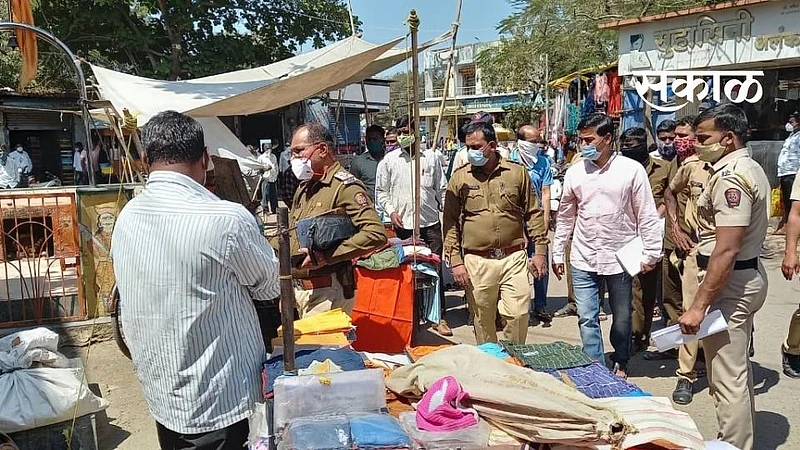 Municipal Corporation has issued notices to traders encroaching in front of shops at Rahuri..jpg}