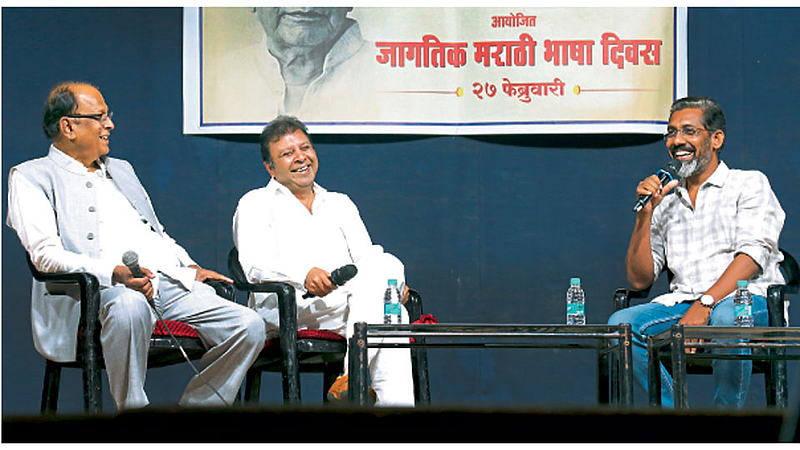 बालगंधर्व रंगमंदिर - नागराज मंजुळे यांची मुलाखत घेताना (डावीकडून) रामदास फुटाणे आणि विवेक वाघ.