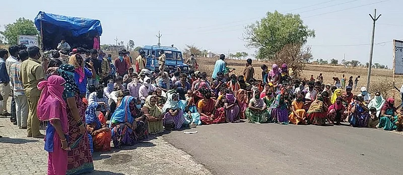 कसगी (ता. उमरगा) : मुंबईहून तेलंगणाकडे निघालेल्या मजुरांना महाराष्ट्र-कर्नाटक सीमेवर कर्नाटक पोलिसांनी रोखल्याने सीमेवरच बसून असलेले मजूर.