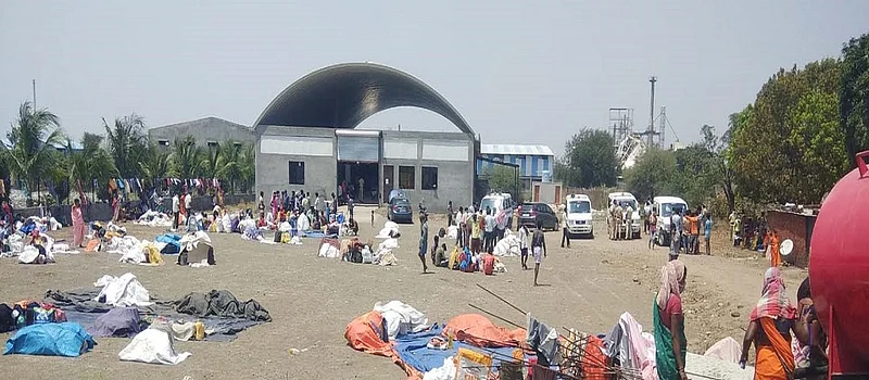 उमरगा : तेलंगणाच्या मजुरांसाठी एमआयडीसीमध्ये करण्यात आलेली निवासाची सोय.