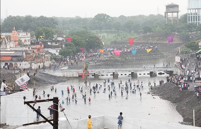 पांढुर्णा ः गोटमार यात्रेत एकमेकांवर दगड चालविताना दोन्ही पक्ष.