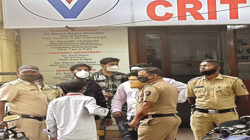 relatives of dead patient damaged hospital as demand for money in Nagpur