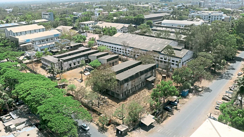 भोसरी - एमआयडीसी परिसरातील कंपन्या बंद होऊ लागल्या असून, रस्ते ओस पडू लागले आहेत.