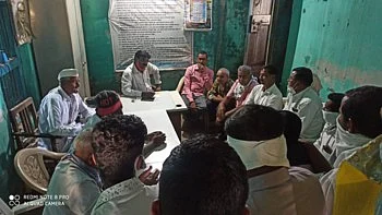 शेतकऱ्यांनी बाजार समितीच्या कार्यालयात घेतले स्वतःला कोंडून,
