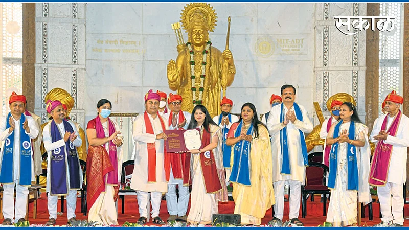 लोणी काळभोर (ता. हवेली) : एमआयटी-एडीटी विद्यापीठाच्या तिसरा पदवीप्रदान समारंभात मान्यवरांच्या हस्ते विद्यार्थ्यांना पदवी प्रमाणपत्र प्रदान करण्यात आले.}