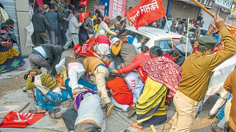 पाटणा - नव्या कृषी कायद्याच्या विरोधात अखिल भारतीय किसान संघर्ष समन्वय समितीच्या कार्यकर्त्यांनी सोमवारी येथील राजभवनावर मोर्चा काढला होता. त्यावेळी पोलिसांनी लाठीमार करून निदर्शकांना पांगविले.