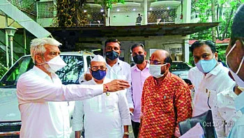 केळी पीकविम्याबाबत दोन दिवसांत तोडगा काढा; मुख्यमंत्र्यांचे अधिकाऱ्यांना आदेश