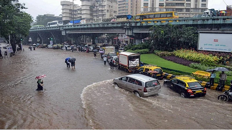 Mumbai Rain: मुंबई- ठाण्यासह उपनगरात मुसळधार पाऊस, जाणून घ्या पावसाचे लेटेस्ट अपडेट्स