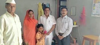 जीवनदान देणाऱ्या मानलेल्या काकाला तीन वर्षांनी मारली मिठी !