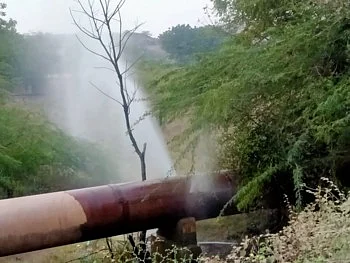मनपाचे दुर्लक्ष आणि धुळ्याची पाणीपुरवठा करणारी जलवाहिनी फुटली