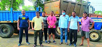 वाळूमाफियांच्या टेहळणीला तहसीलदारांने वेषांतर करून दिला चकवा; दोन ट्रॅक्टर केले जप्त !